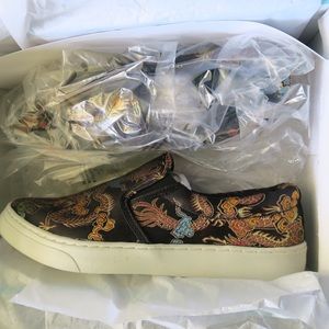 Wmns dragon print slip on shoes